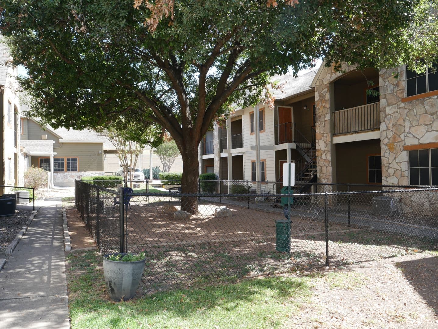 Live Oak Apartment: 13101 East Loop 1604 N