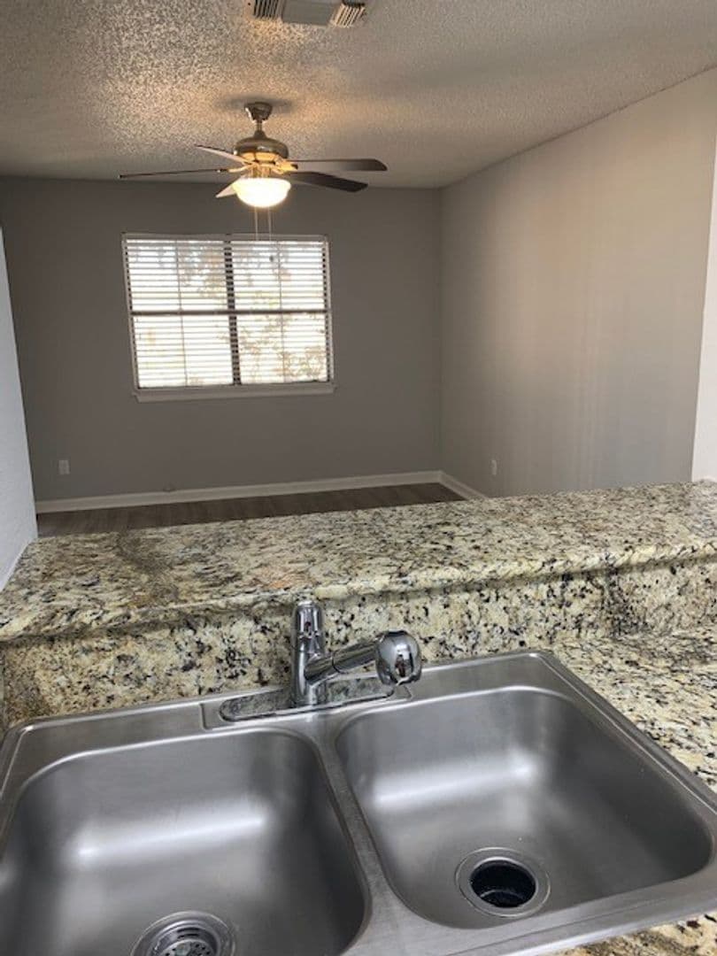 Live Oak Apartment: 13101 East Loop 1604 N