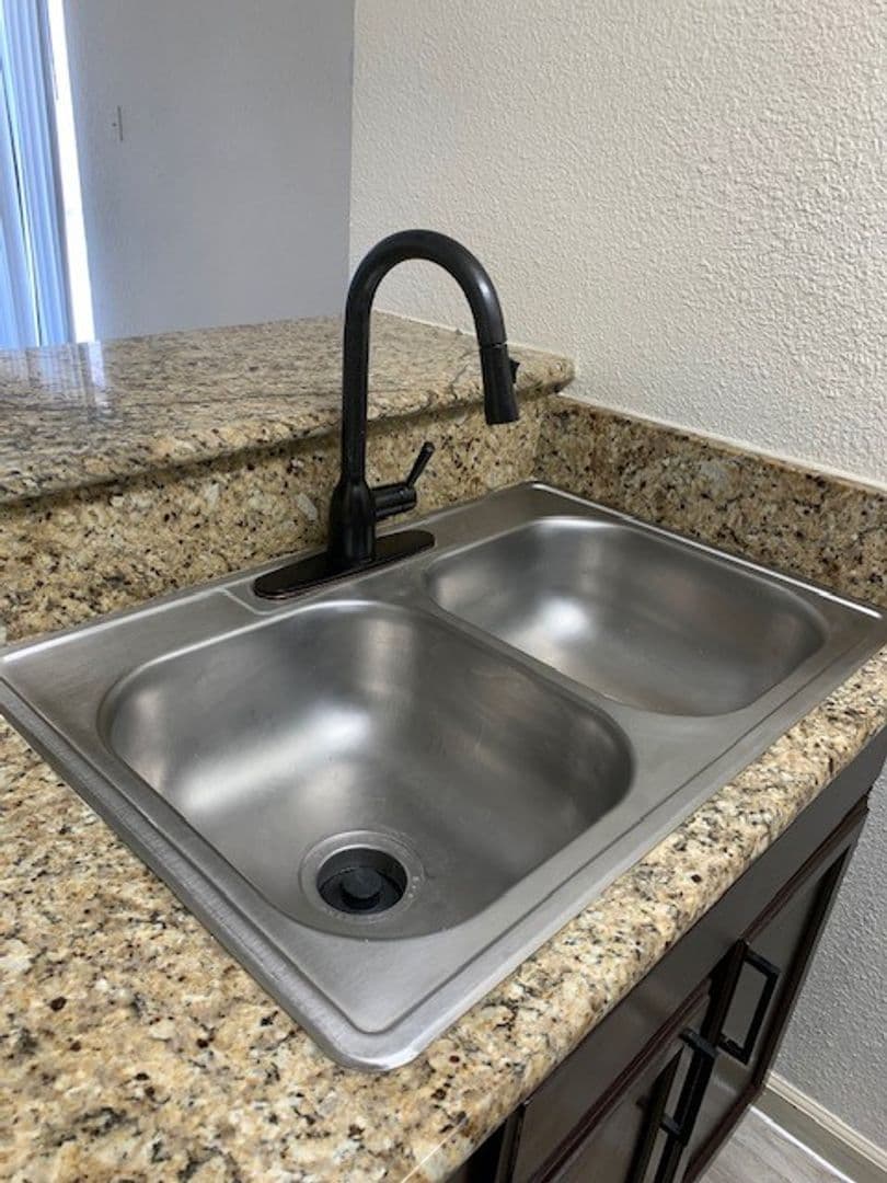Live Oak Apartment: 13101 East Loop 1604 N