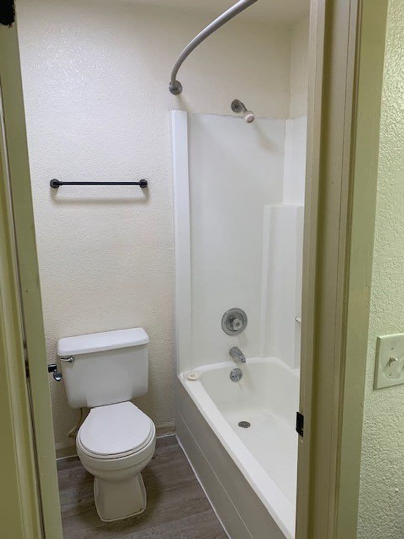 Live Oak Apartment: 13101 East Loop 1604 N