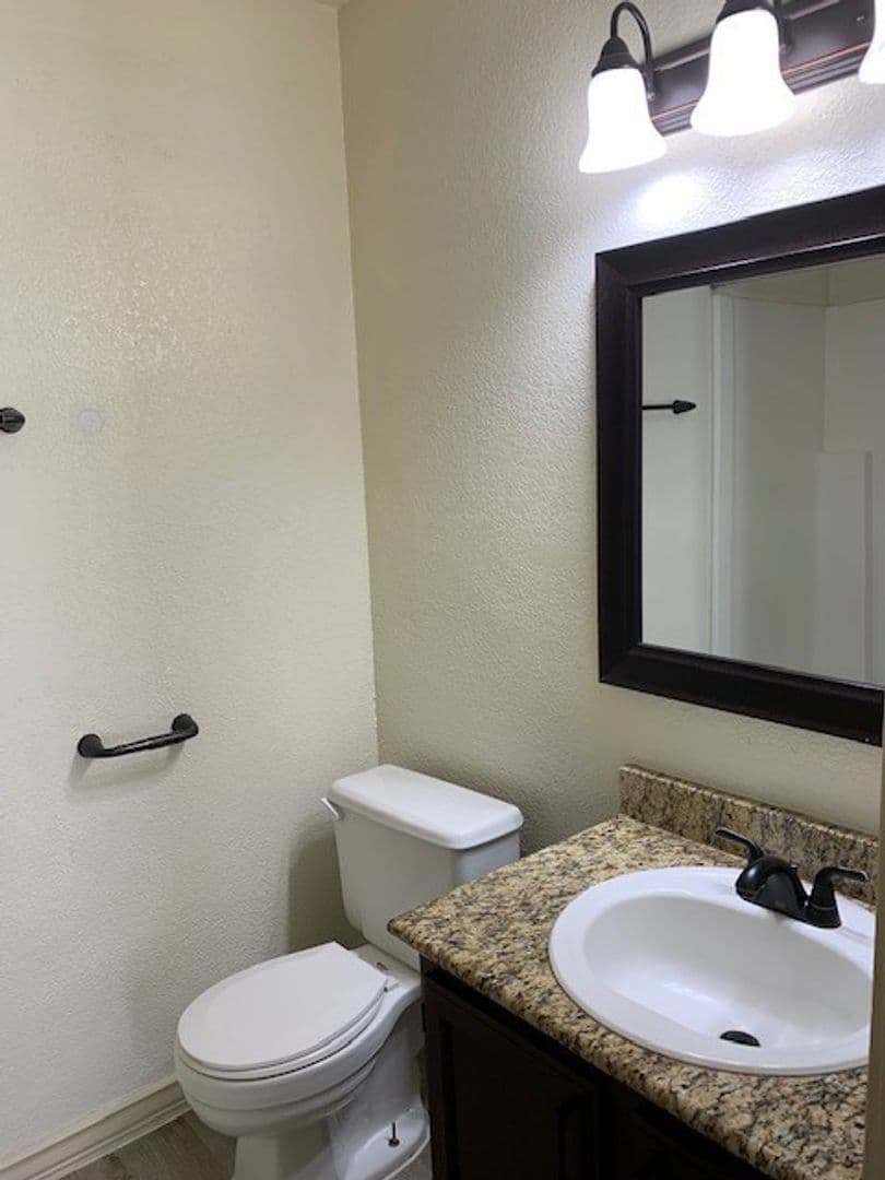 Live Oak Apartment: 13101 East Loop 1604 N