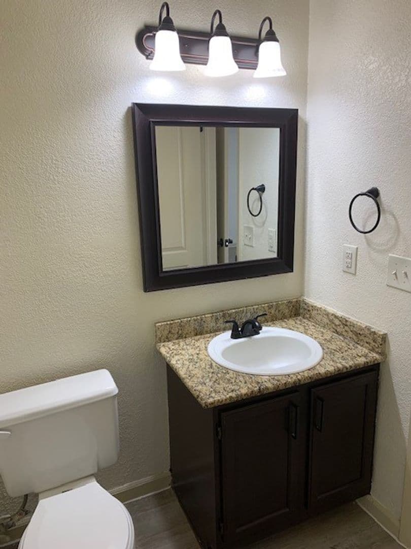Live Oak Apartment: 13101 East Loop 1604 N