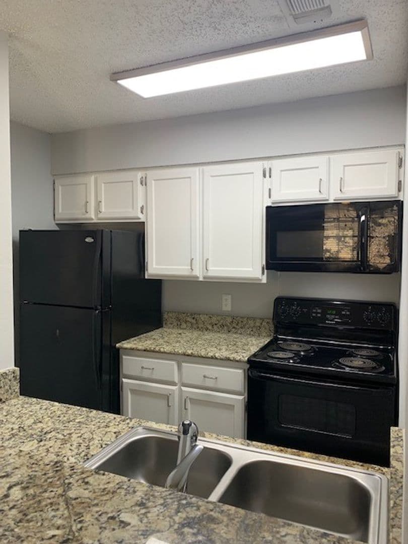 Live Oak Apartment: 13101 East Loop 1604 N