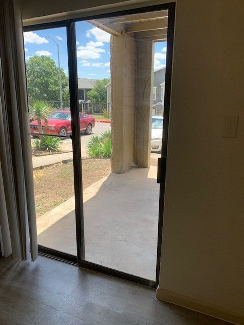Live Oak Apartment: 13101 East Loop 1604 N