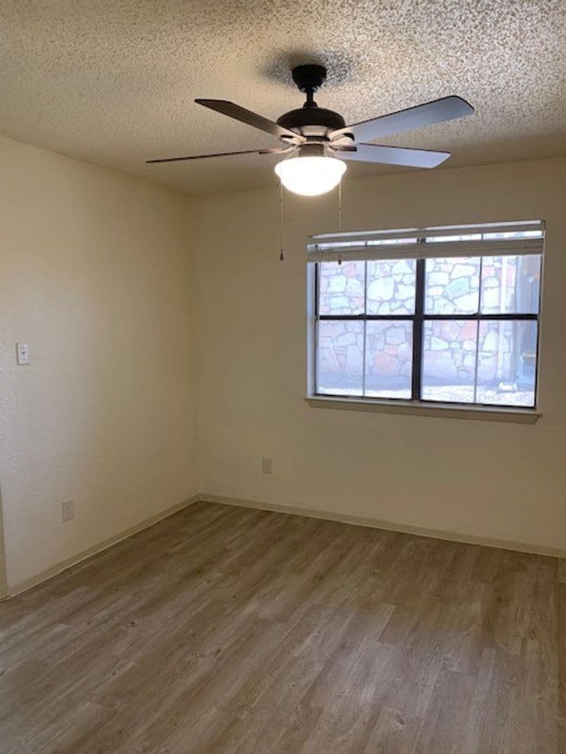 Live Oak Apartment: 13101 East Loop 1604 N