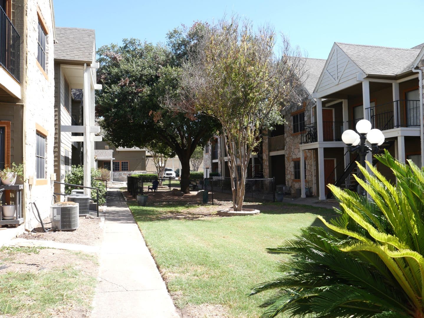 Live Oak Apartment: 13101 East Loop 1604 N
