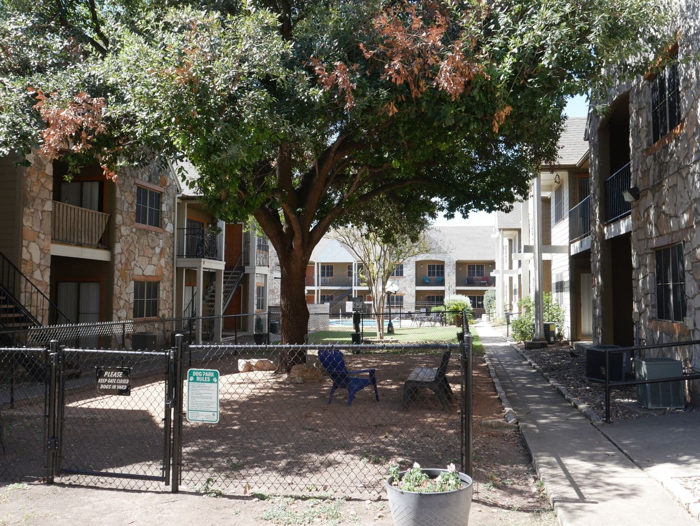Live Oak Apartment: 13101 East Loop 1604 N