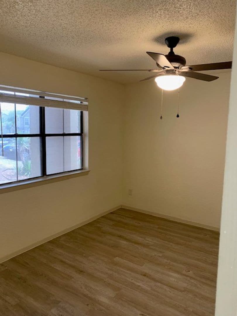 Live Oak Apartment: 13101 East Loop 1604 N