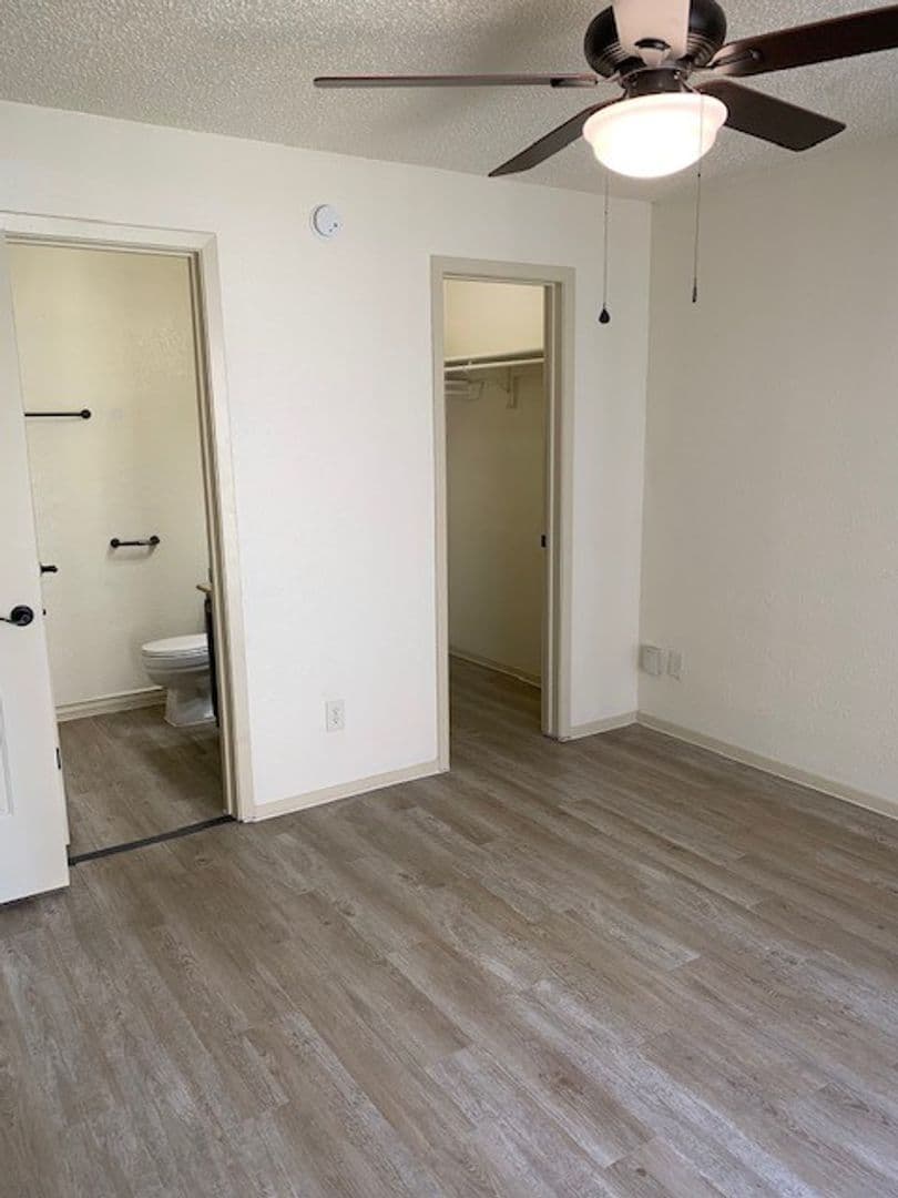 Live Oak Apartment: 13101 East Loop 1604 N