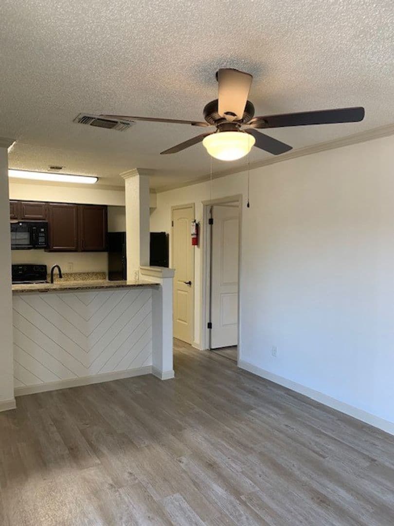 Live Oak Apartment: 13101 East Loop 1604 N