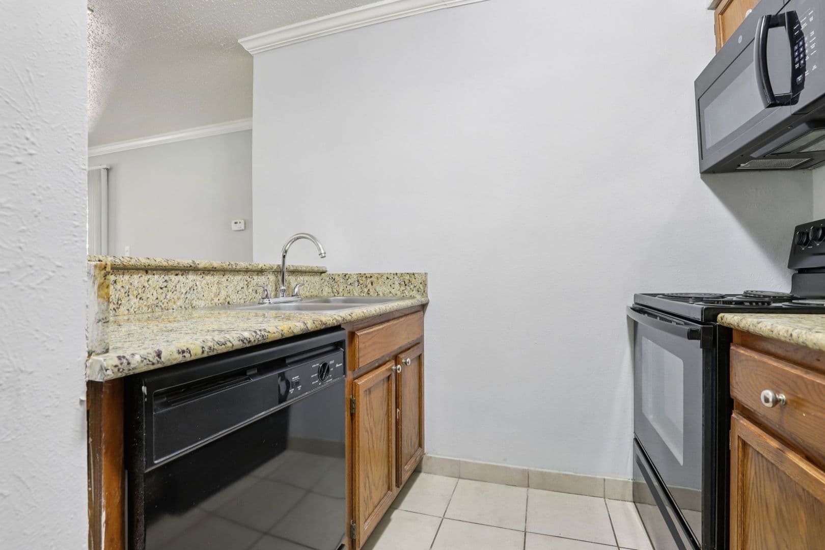 Live Oak Apartment: 13101 East Loop 1604 N