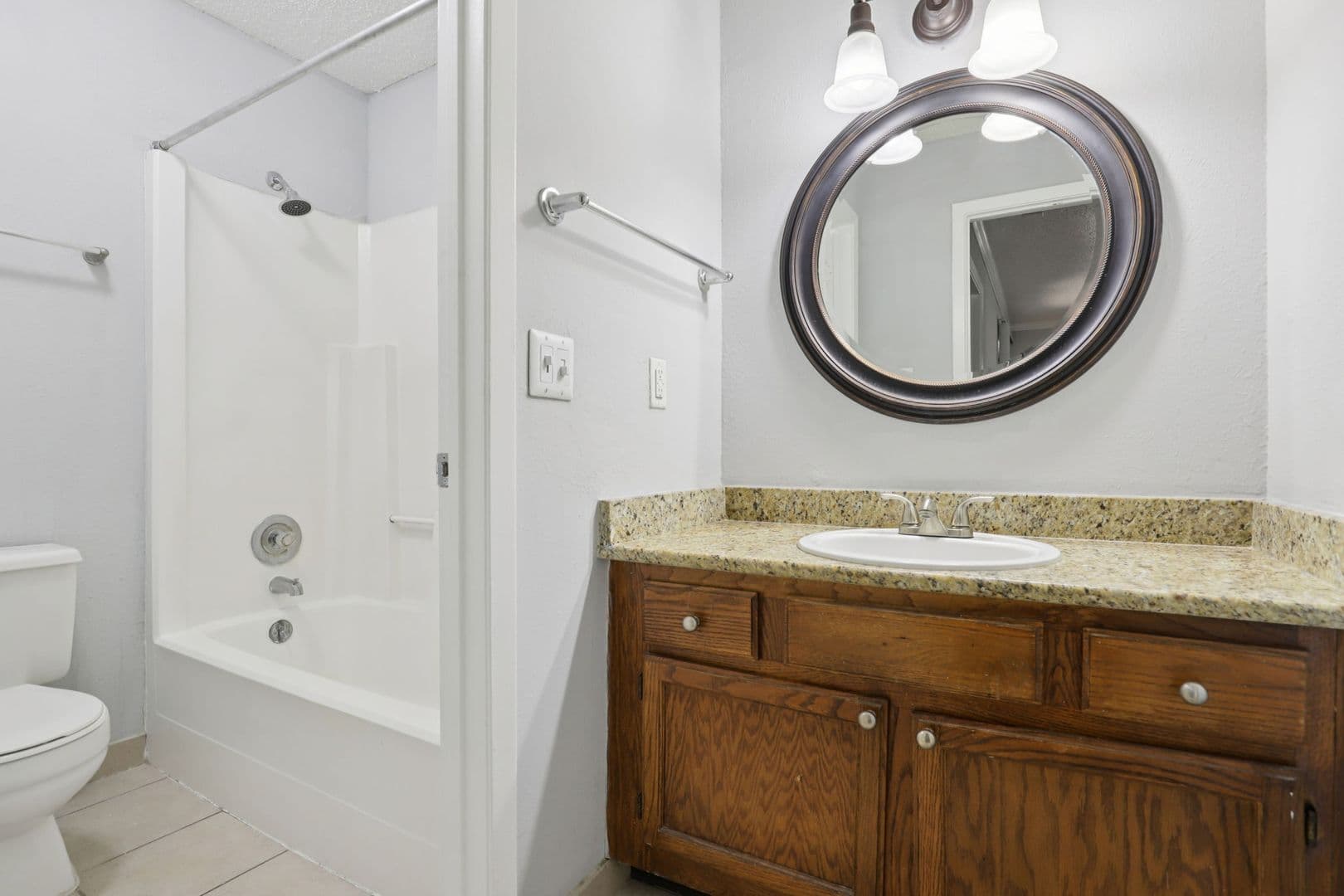 Live Oak Apartment: 13101 East Loop 1604 N