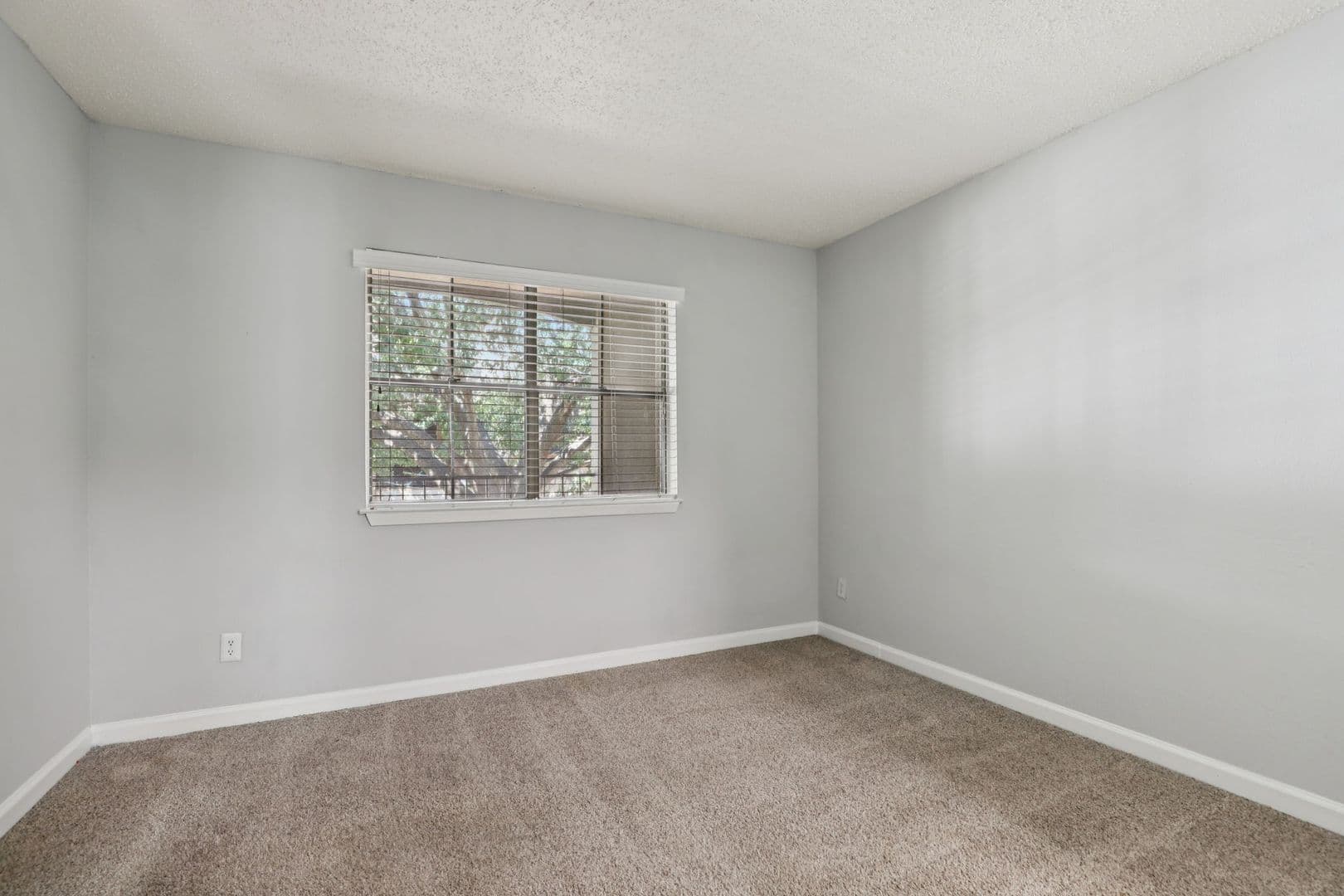 Live Oak Apartment: 13101 East Loop 1604 N