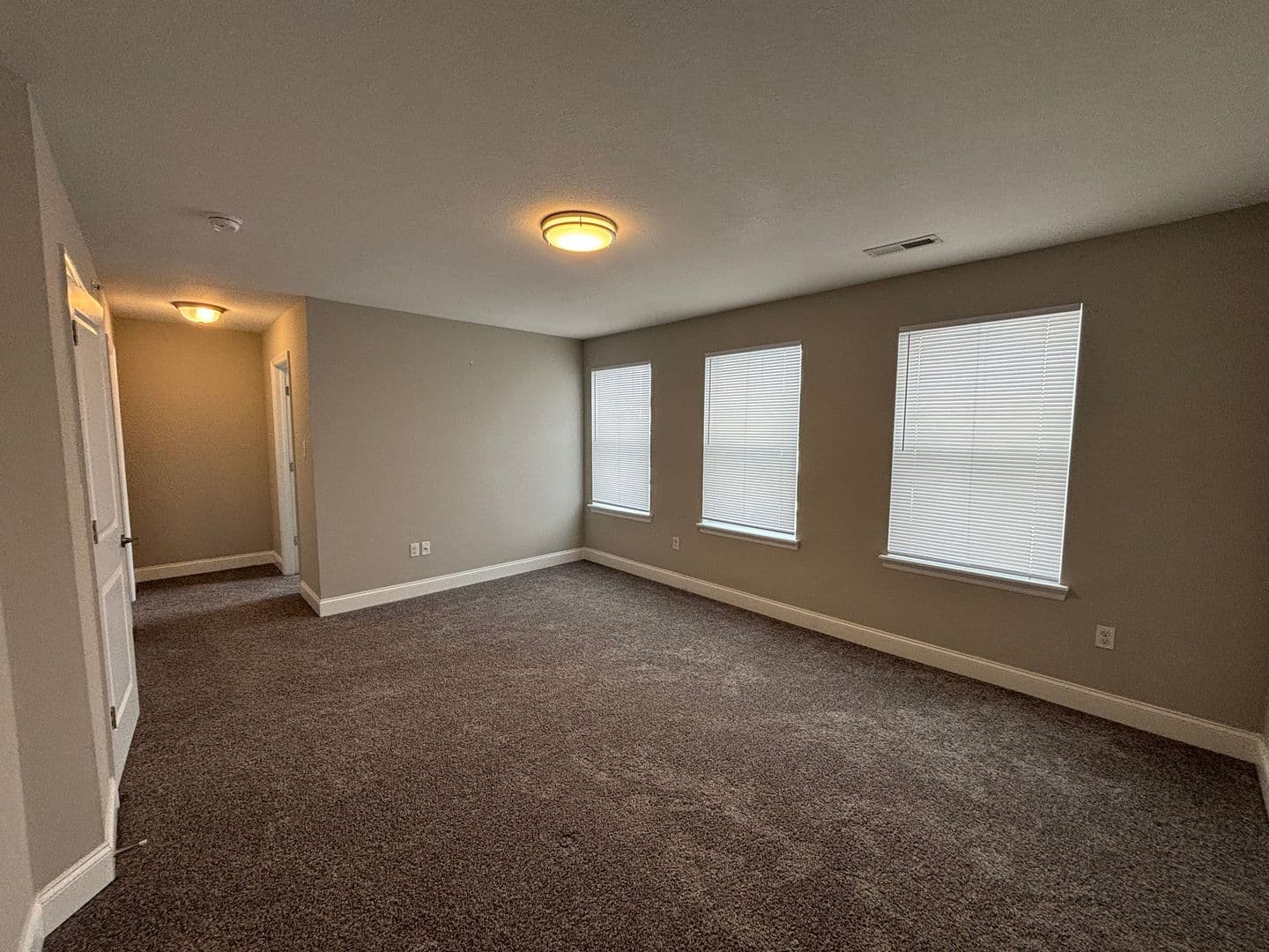 Washington Townhome: 72 Hawthorne Drive