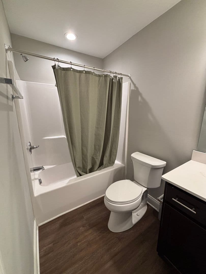 Washington Townhome: 72 Hawthorne Drive