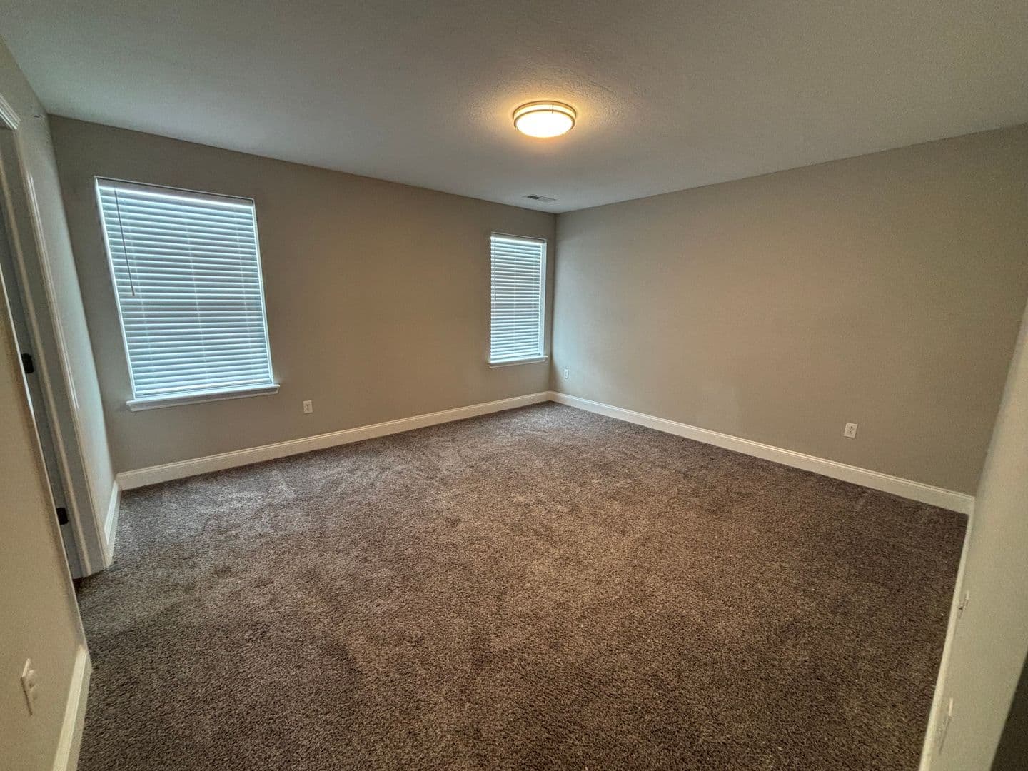 Washington Townhome: 72 Hawthorne Drive