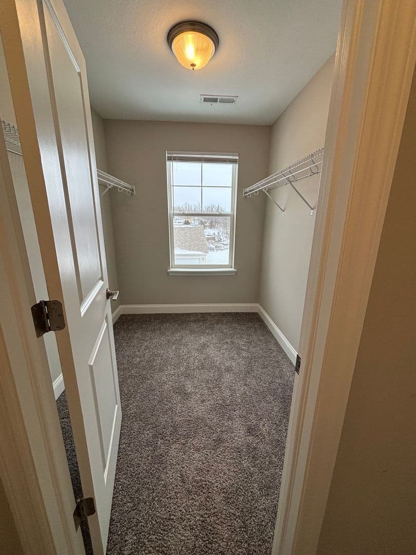 Washington Townhome: 72 Hawthorne Drive