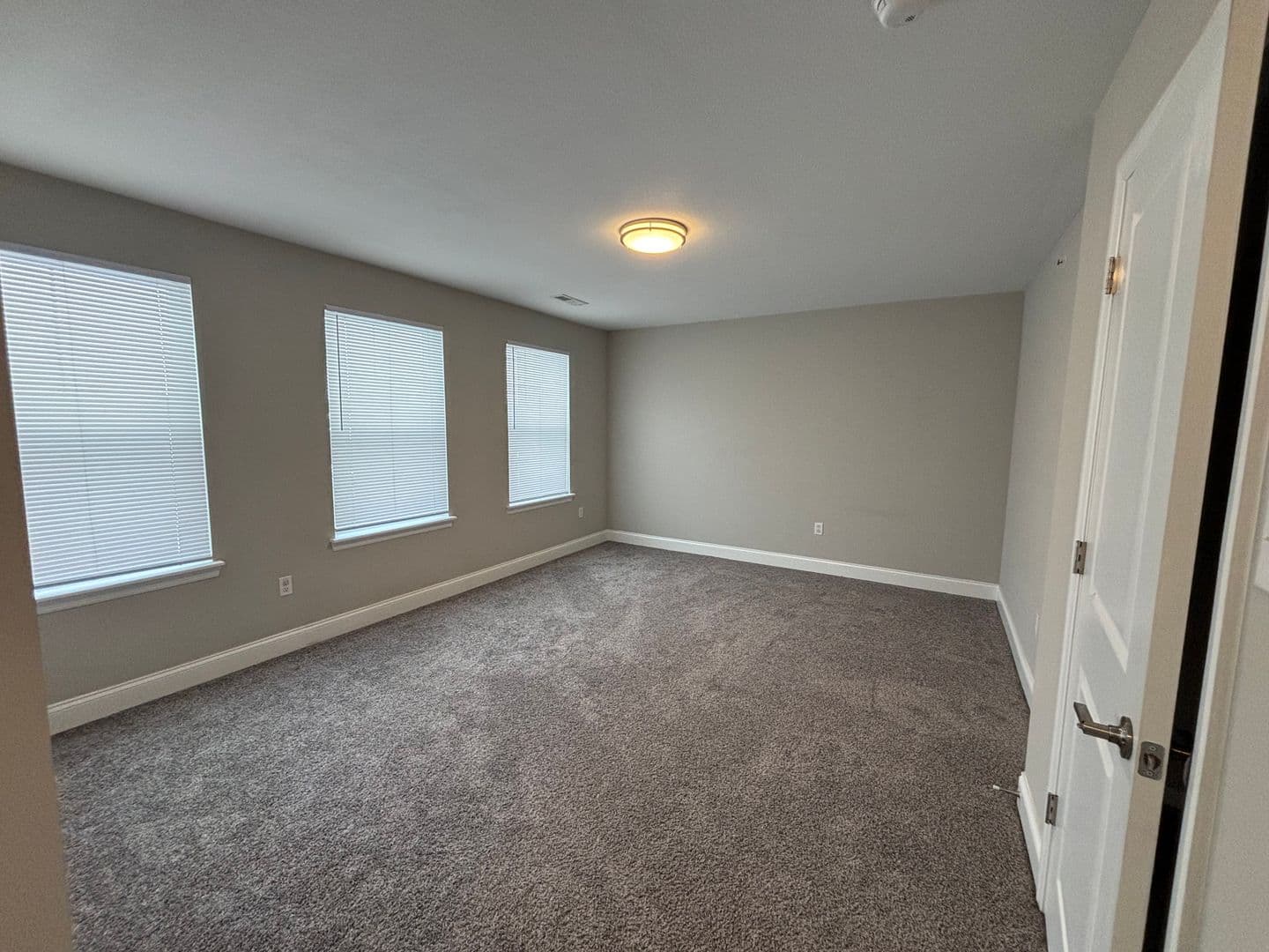 Washington Townhome: 72 Hawthorne Drive