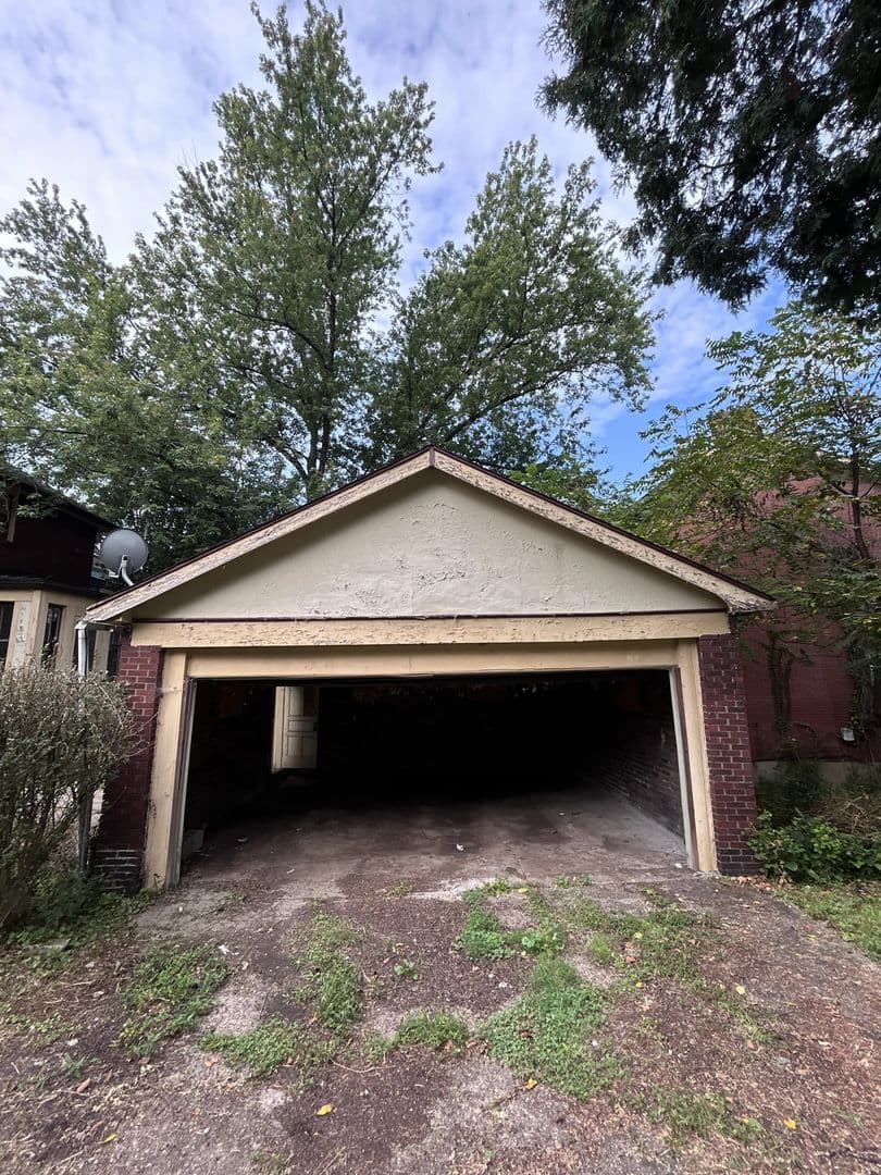 Pittsburgh House: 100 W. Burgess Street