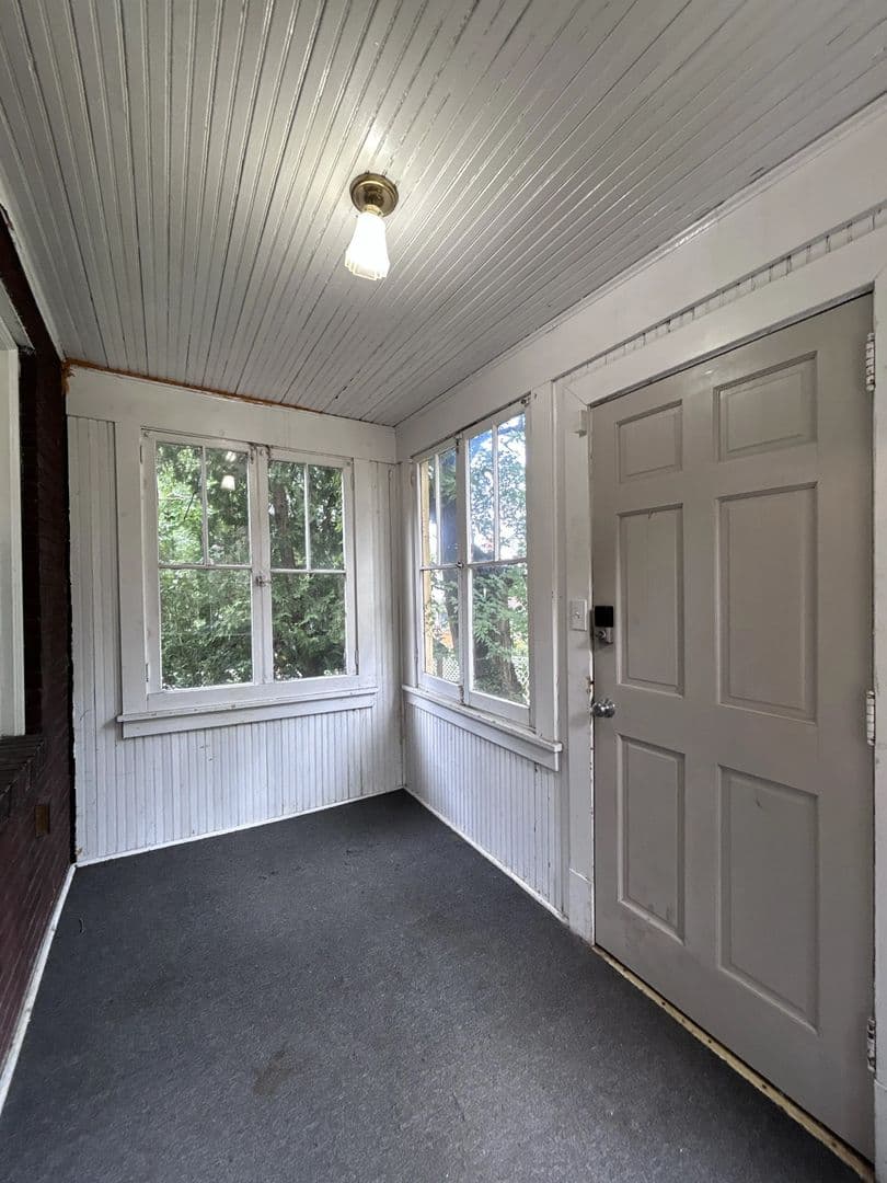 Pittsburgh House: 100 W. Burgess Street