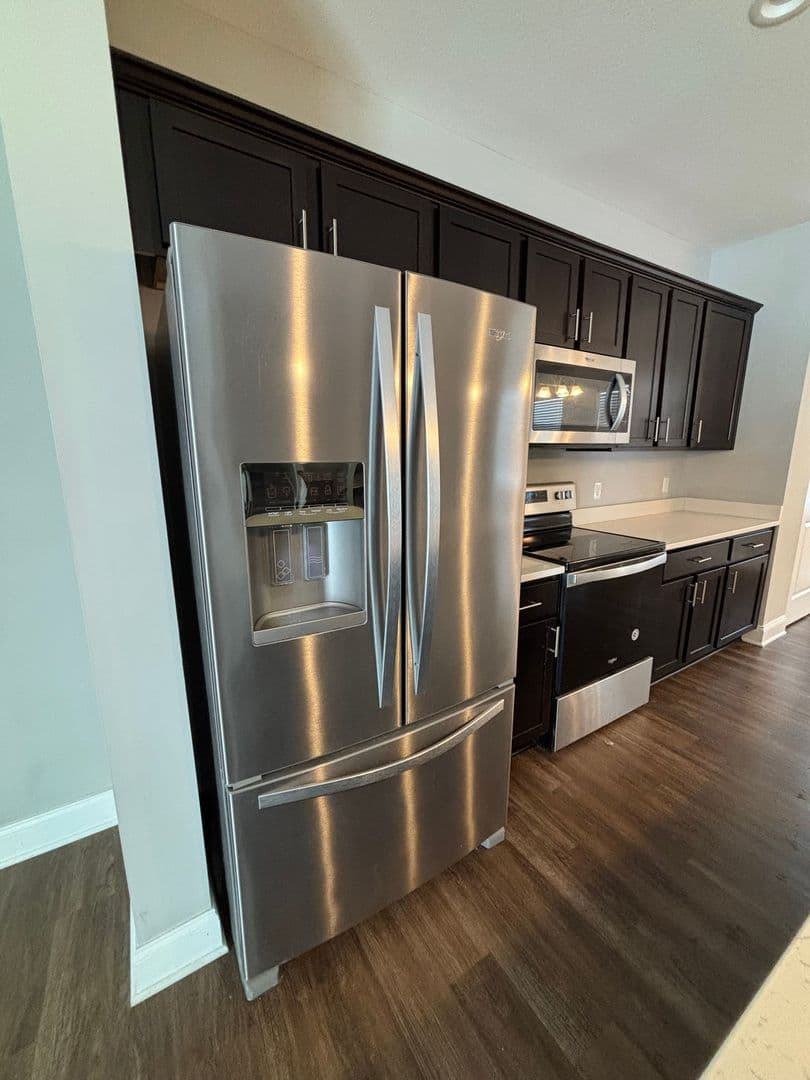 Washington Townhome: 72 Hawthorne Drive