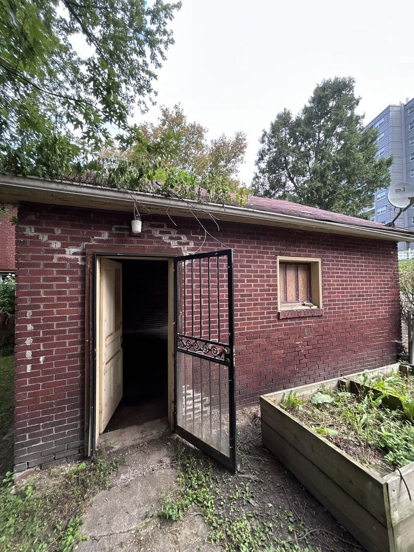 Pittsburgh House: 100 W. Burgess Street