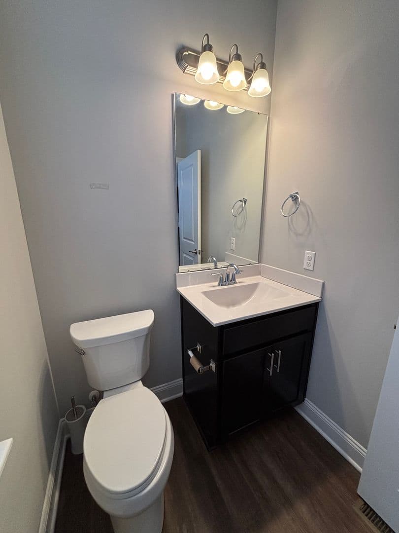 Washington Townhome: 72 Hawthorne Drive