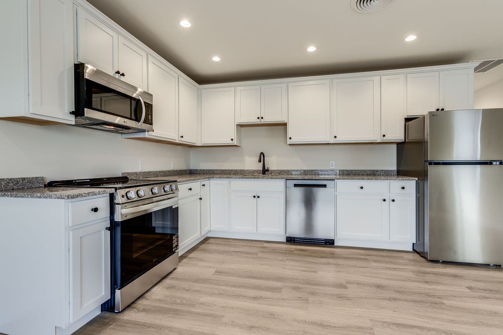 Coraopolis Apartment: 200 Grant Dr.