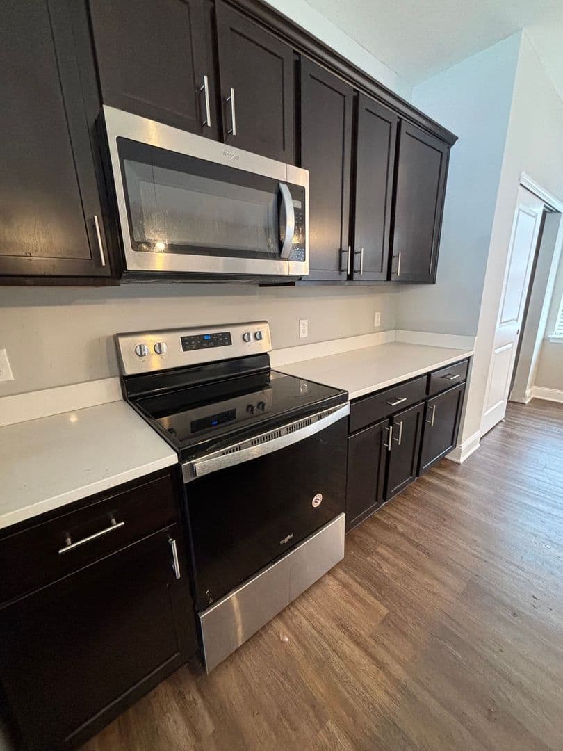 Washington Townhome: 72 Hawthorne Drive