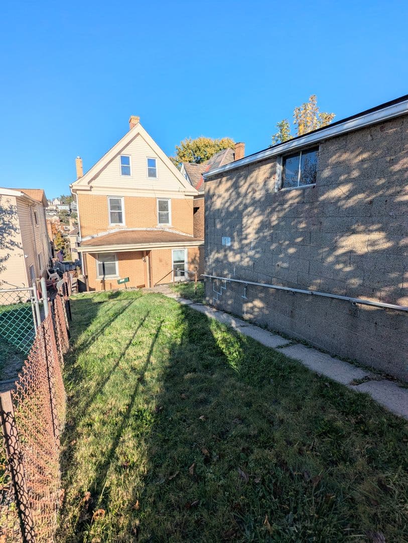 Pittsburgh House: 303 Labelle St