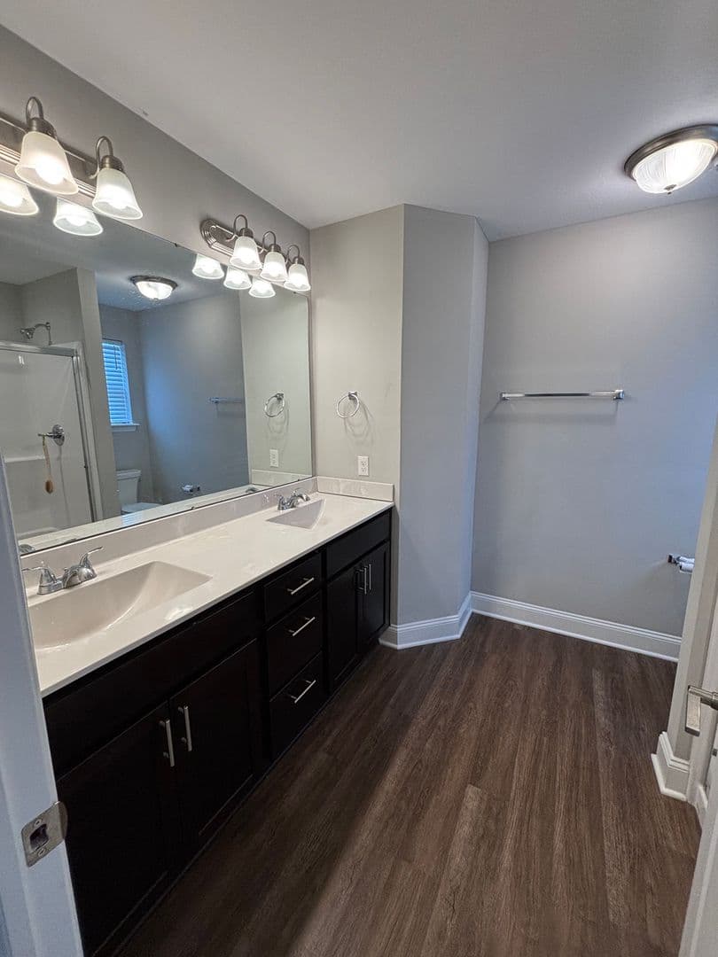 Washington Townhome: 72 Hawthorne Drive