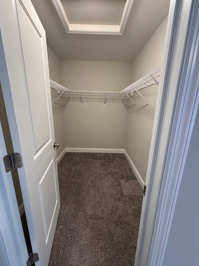 Washington Townhome: 72 Hawthorne Drive