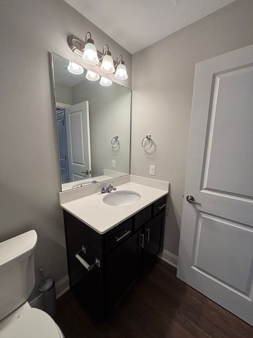 Washington Townhome: 72 Hawthorne Drive