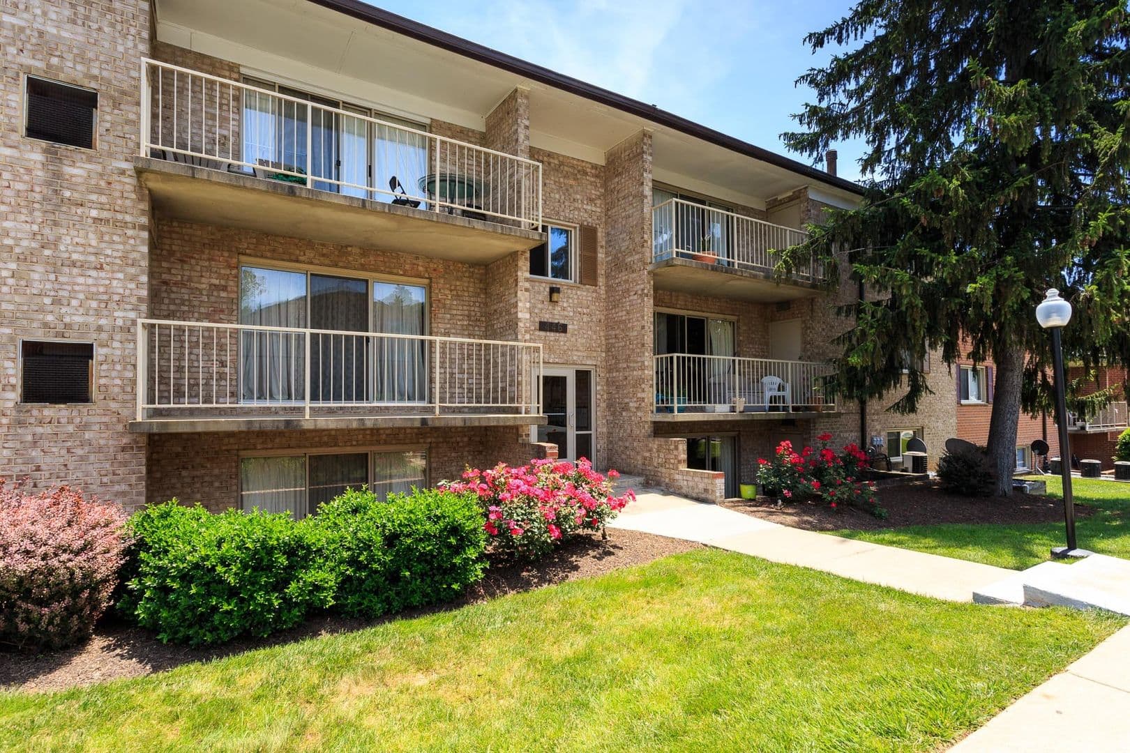 Gaithersburg Apartment: 340 N. Summit Ave #4