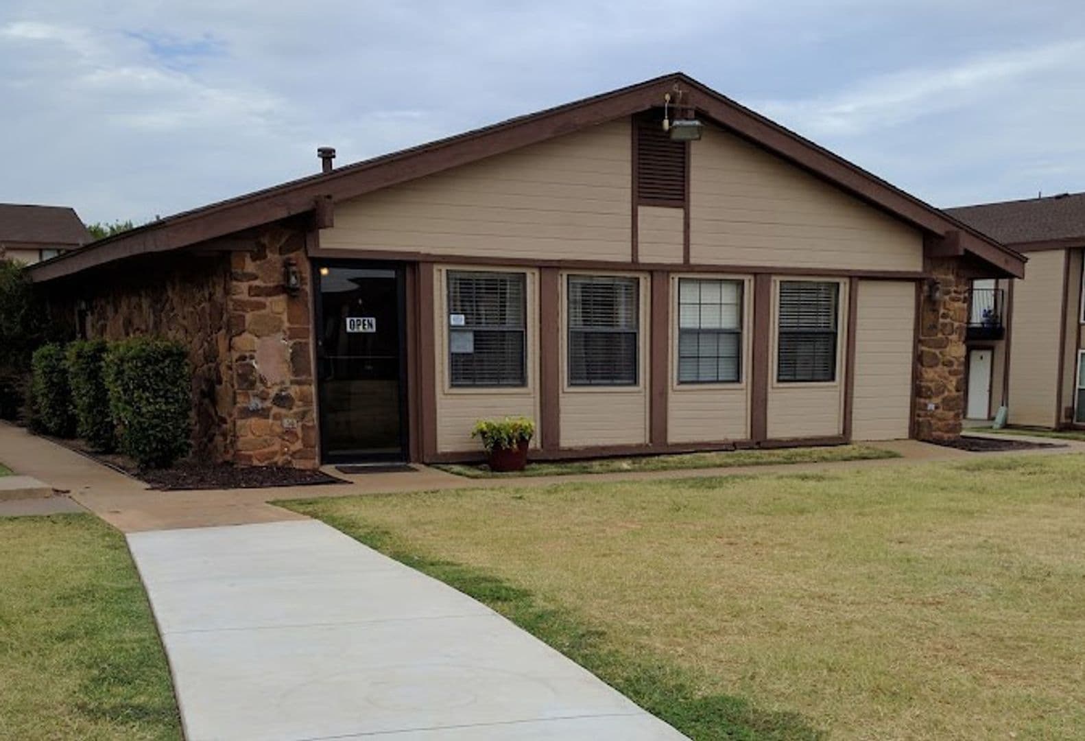 Moore Apartment: 921 NE 12th St