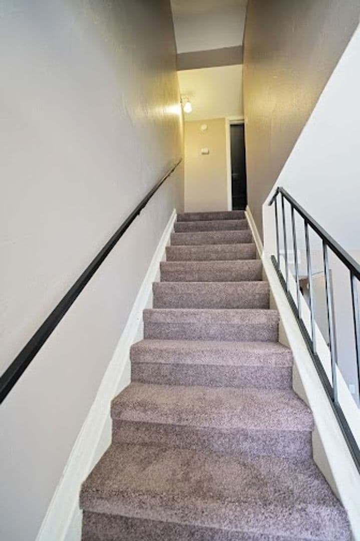 Moore Apartment: 921 NE 12th St
