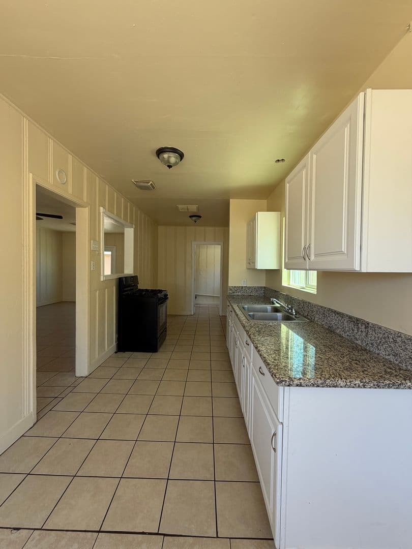 BARSTOW Apartment: 400 W FREDRICKS
