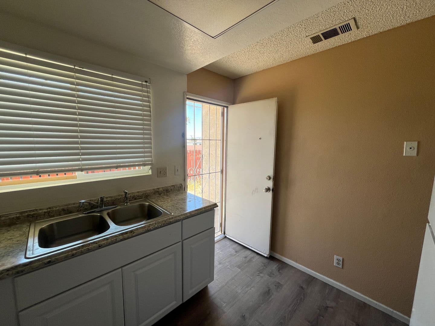 BARSTOW Apartment: 1161 BARSTOW ROAD