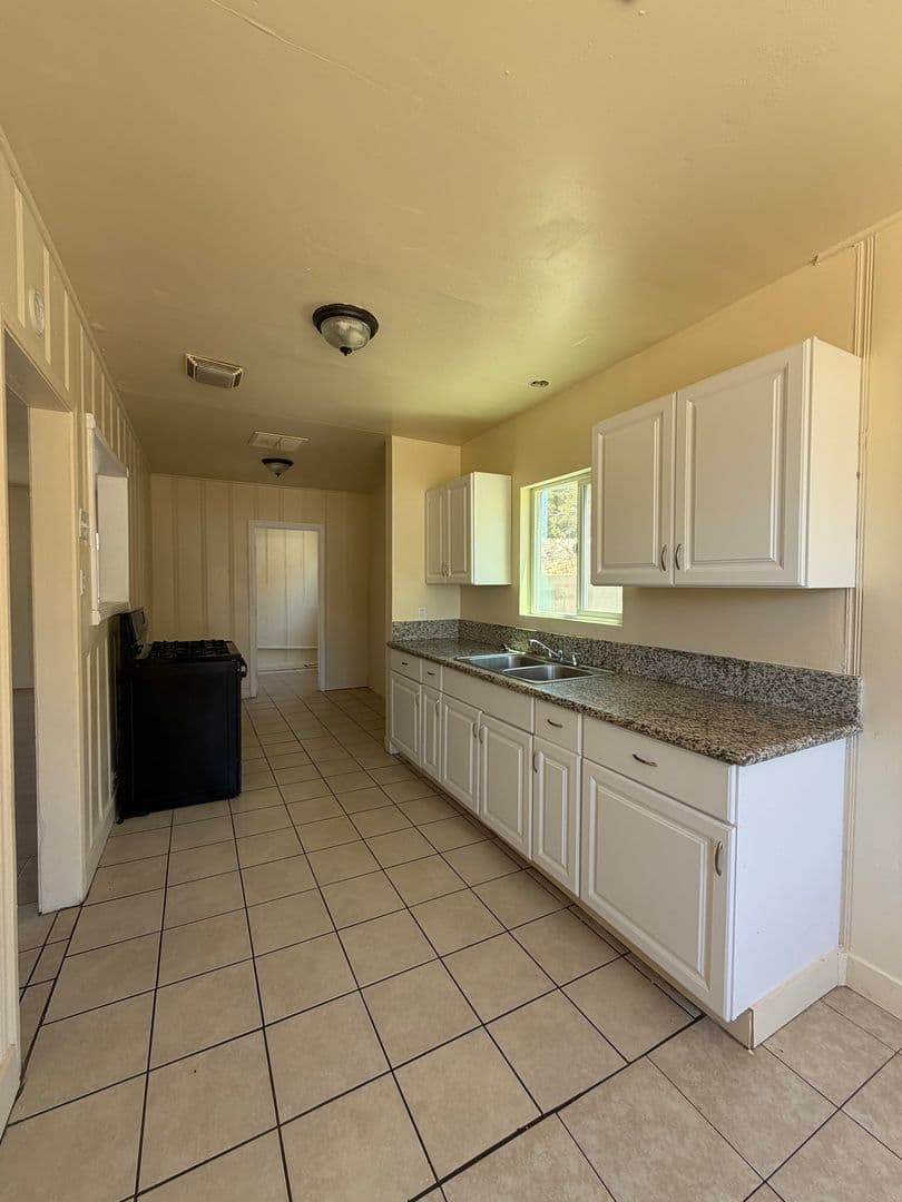 BARSTOW Apartment: 400 W FREDRICKS