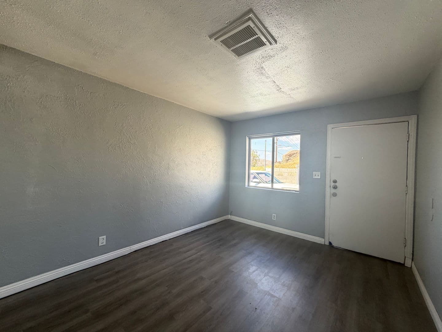 BARSTOW Apartment: 400 W FREDRICKS