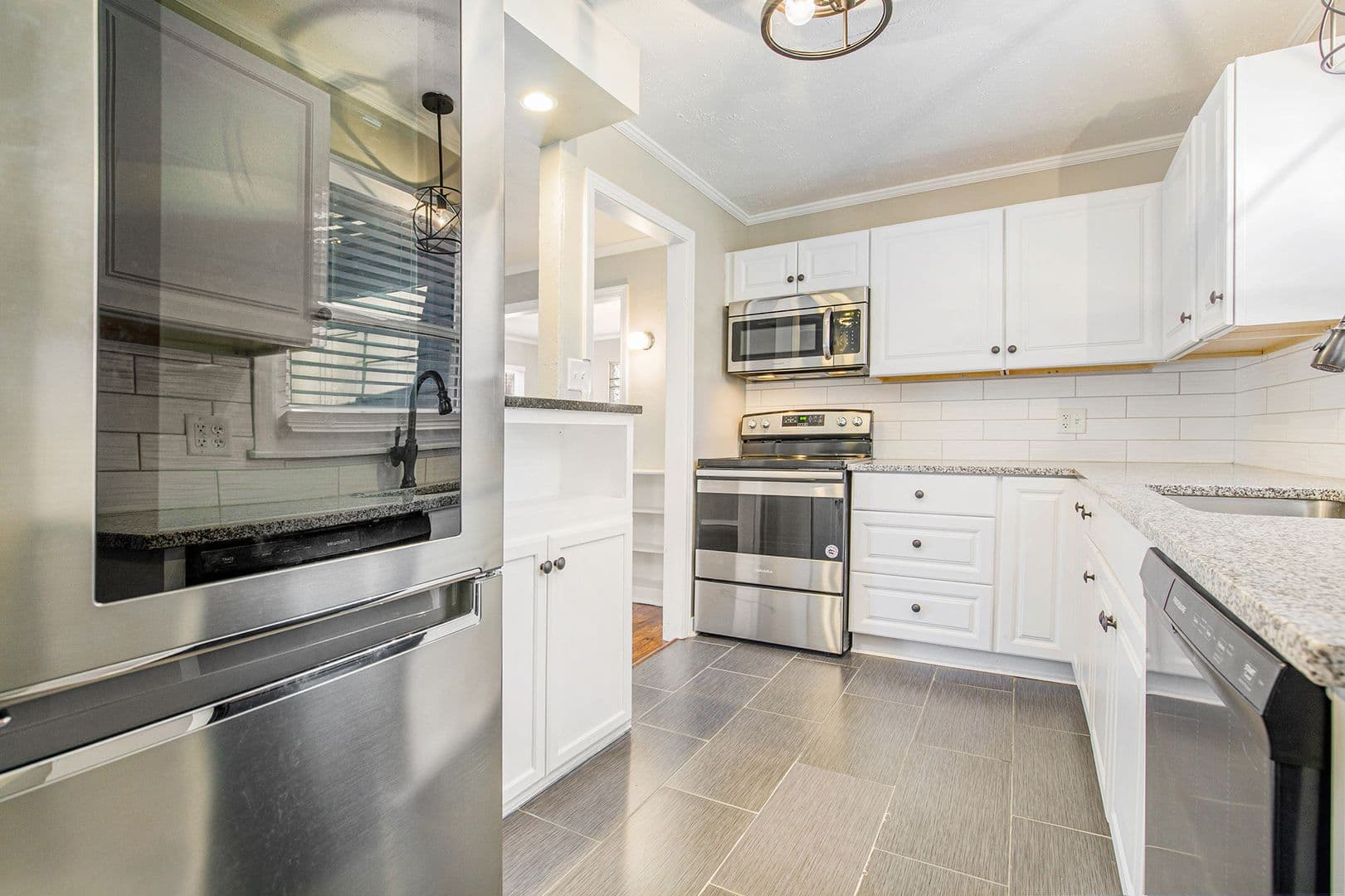 Fairway House: 6043 Fontana Street