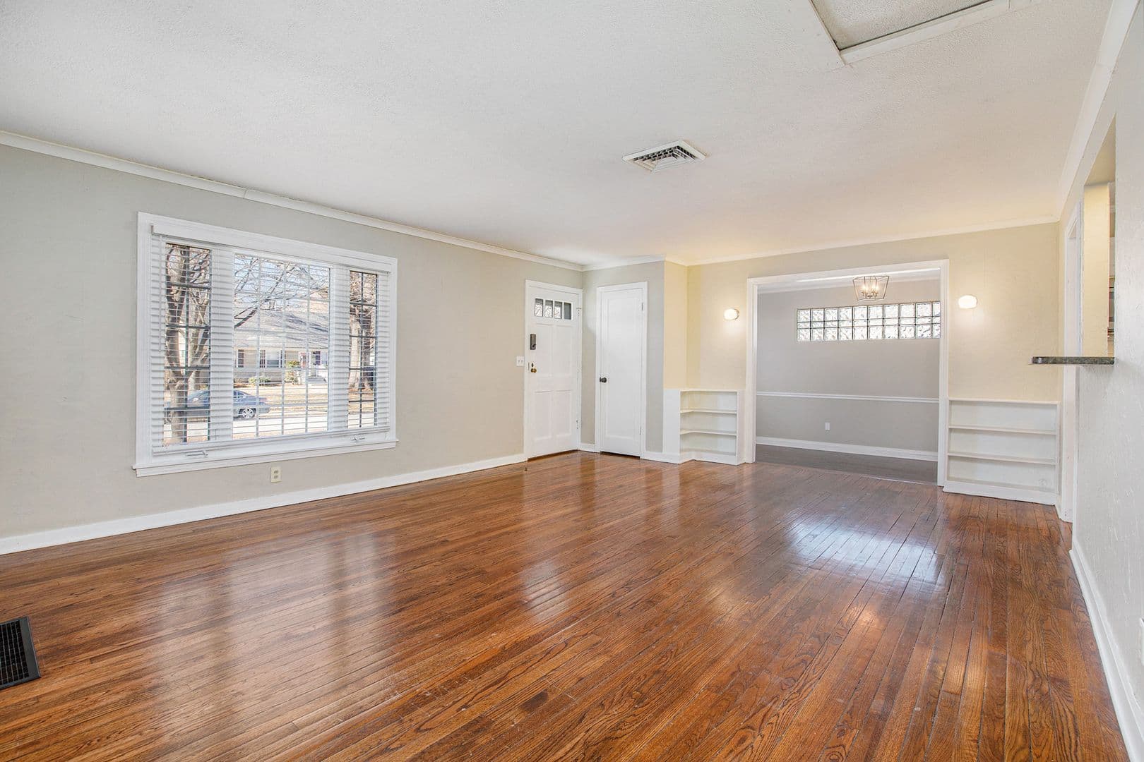 Fairway House: 6043 Fontana Street