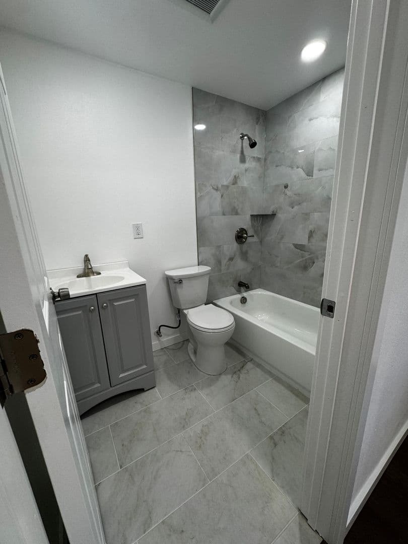 WHITTIER Apartment: 10521 MILLS AVE.