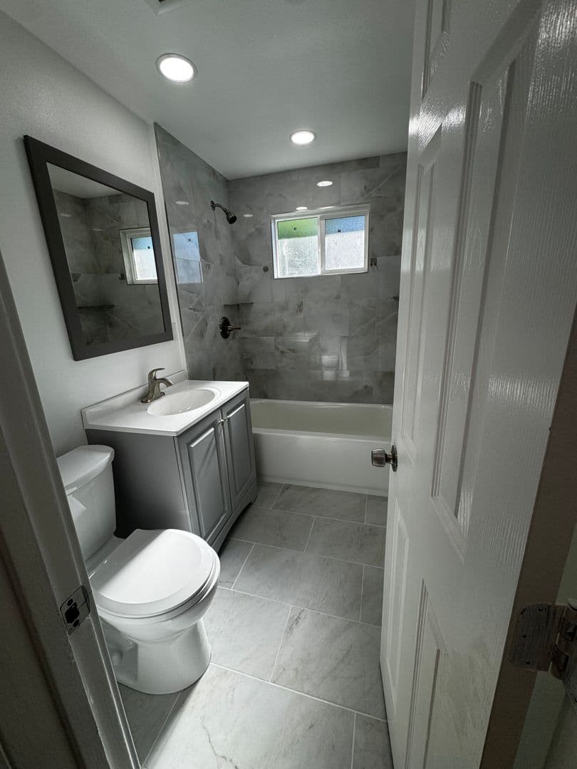 WHITTIER Apartment: 10521 MILLS AVE.