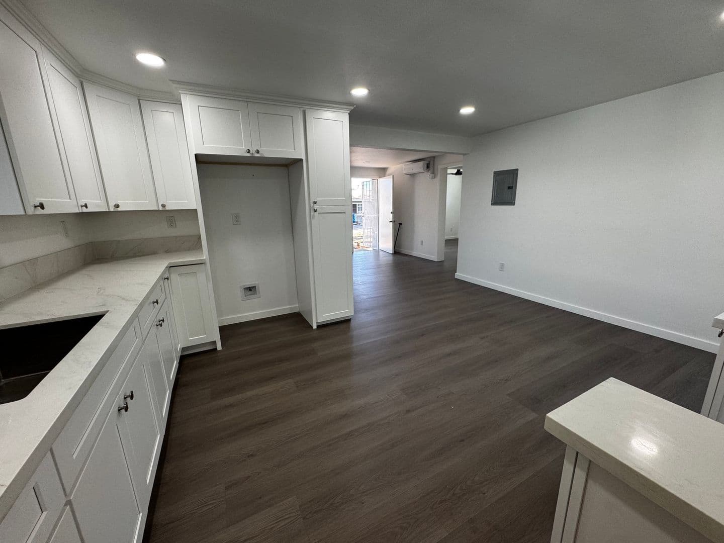 WHITTIER Apartment: 10521 MILLS AVE.