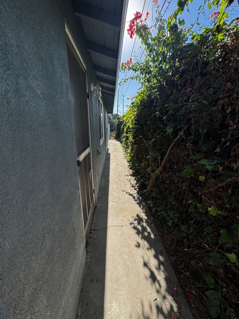 WHITTIER Apartment: 10521 MILLS AVE.