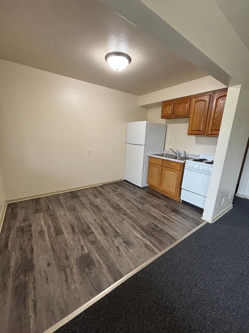 Milwaukee Apartment: 7558 W Nash Street