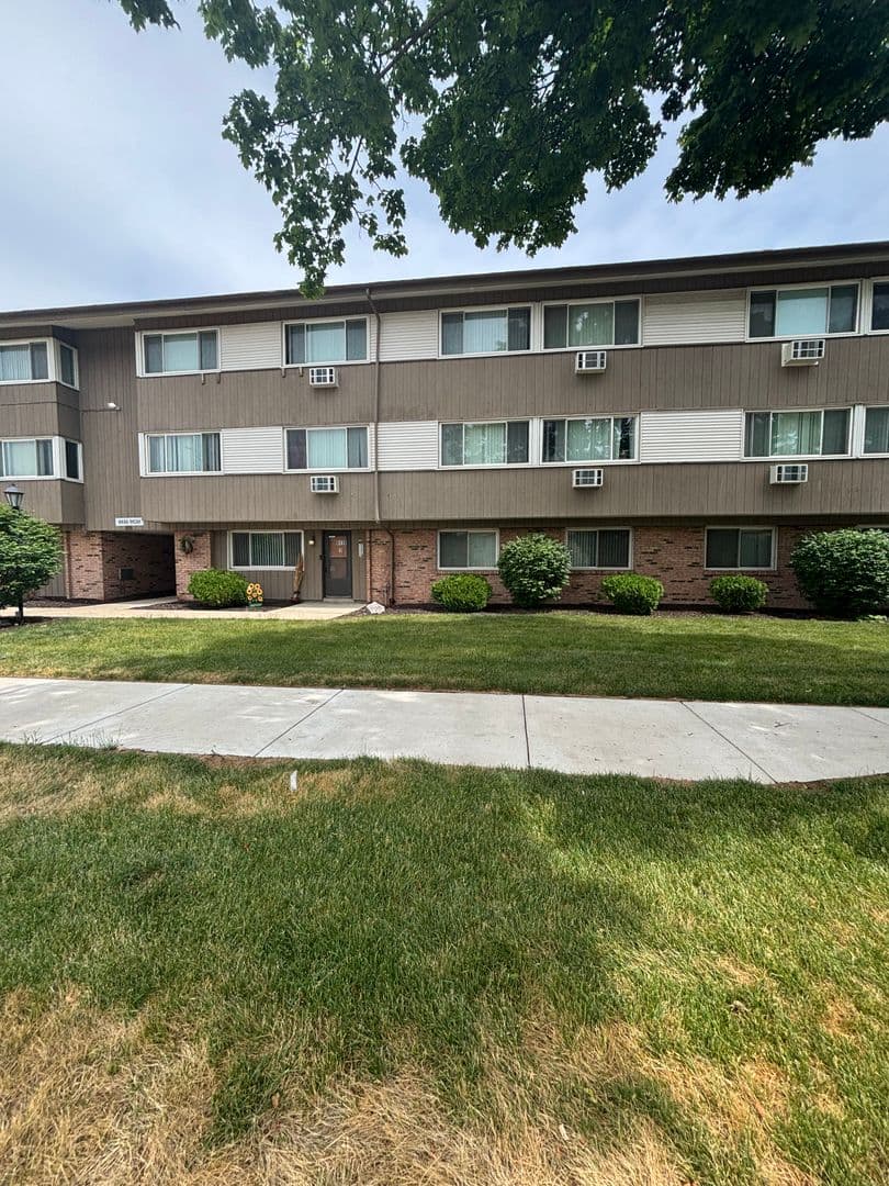 Milwaukee Apartment: 9100-9120 W. Lisbon Ave.