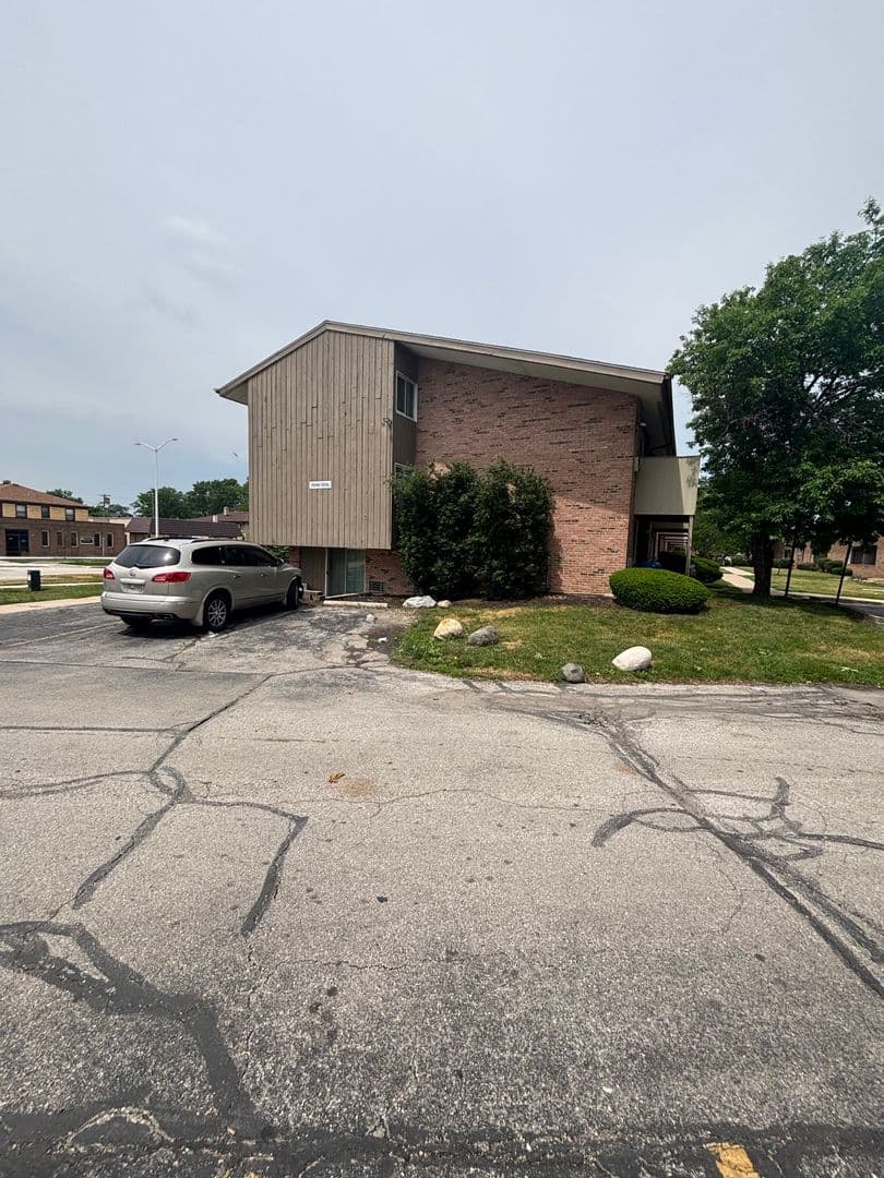 Milwaukee Apartment: 9100-9120 W. Lisbon Ave.