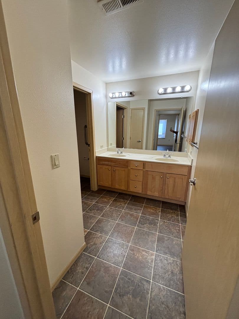 Milwaukee Apartment: 2730 W Lisbon Ave